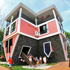 Baan Teelangka (Upside Down House)